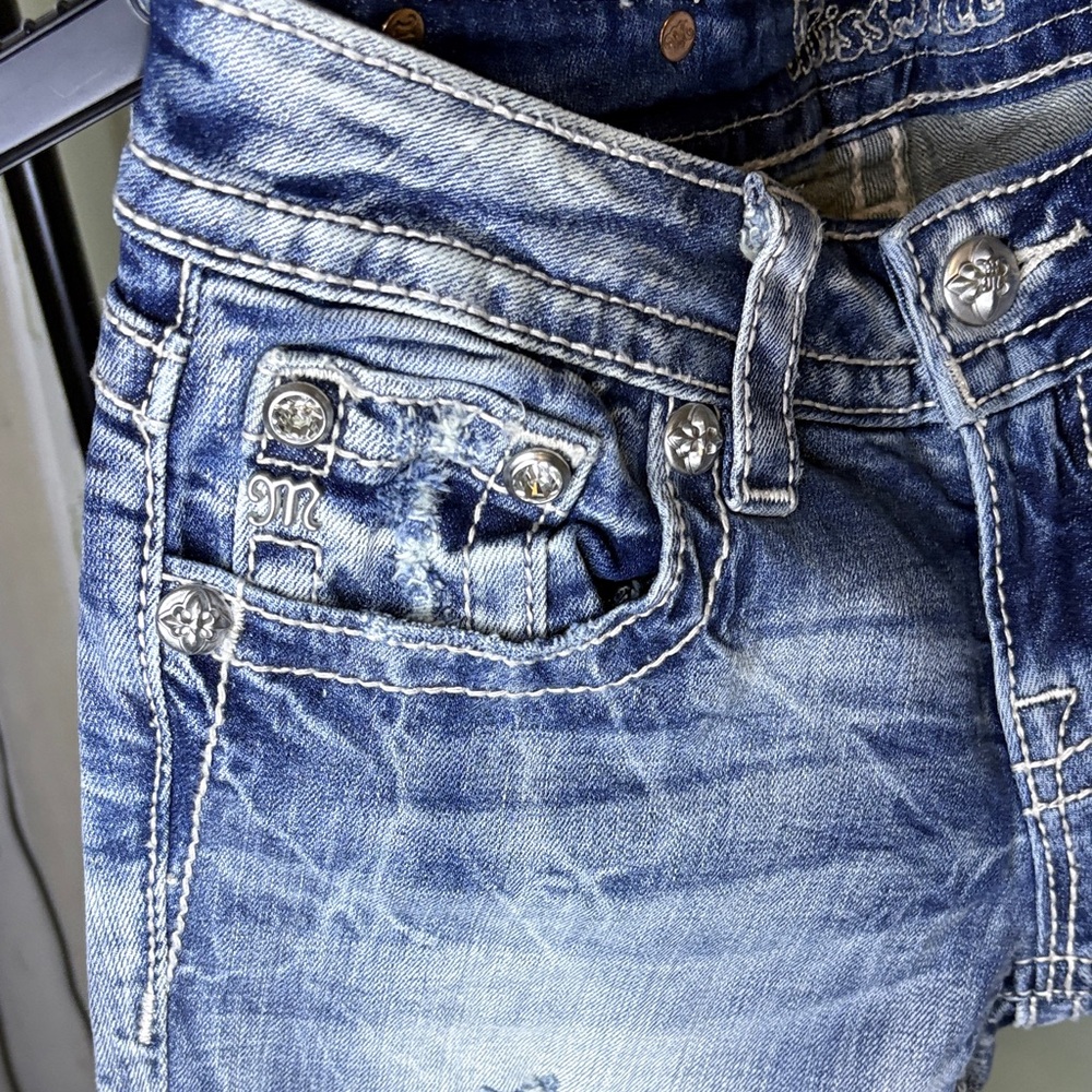 These Miss Me Embellished Skinny Jeans are a classic style statement! To make th - Picture 4 of 11
